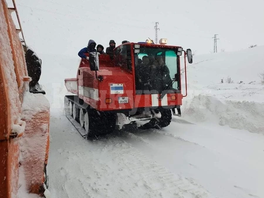 Евакуираха хората, блокирани в Балкана над Враца СНИМКИ