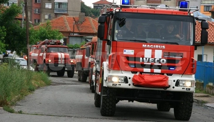 Пожарникари отстраниха опасна ламарина от покрива на читалище