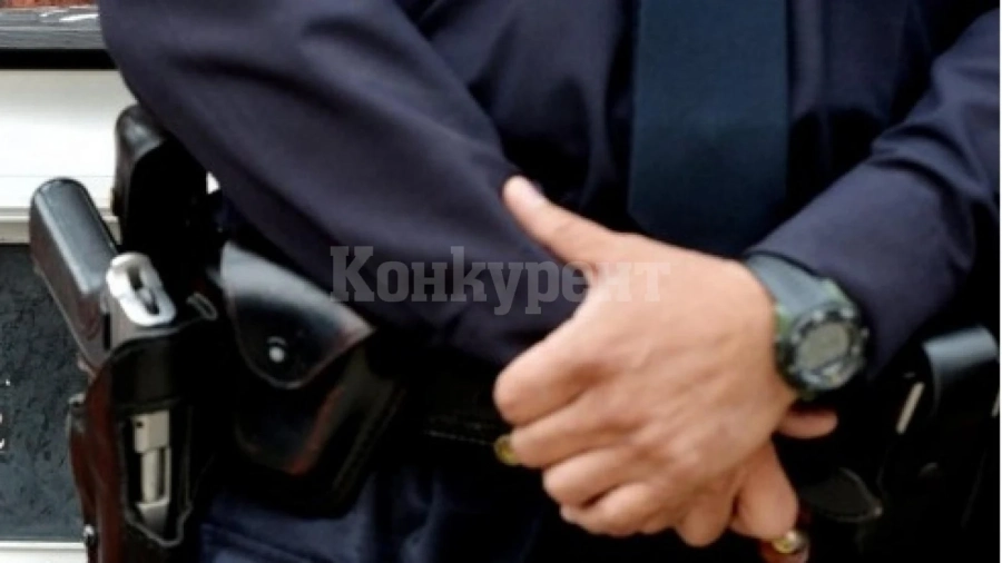 ПРИ ОПИТ ЗА ЗАДЪРЖАНЕ: Варненец открадна пистолета на полицай и избяга