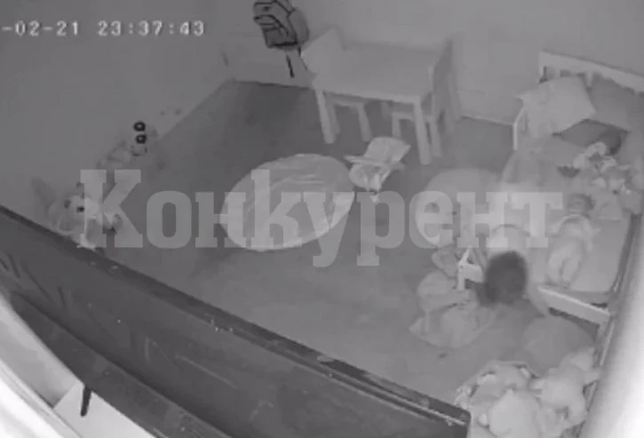 Зловещо: Баба видя с кого внучката й разговаря през нощта и се ужаси СНИМКИ