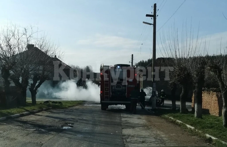 Кола с газова бутилка се запали в движение и изгоря СНИМКИ