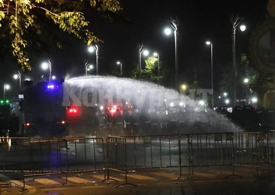 Сълзотворен газ и гумени куршуми срещу протест в тайландската столица