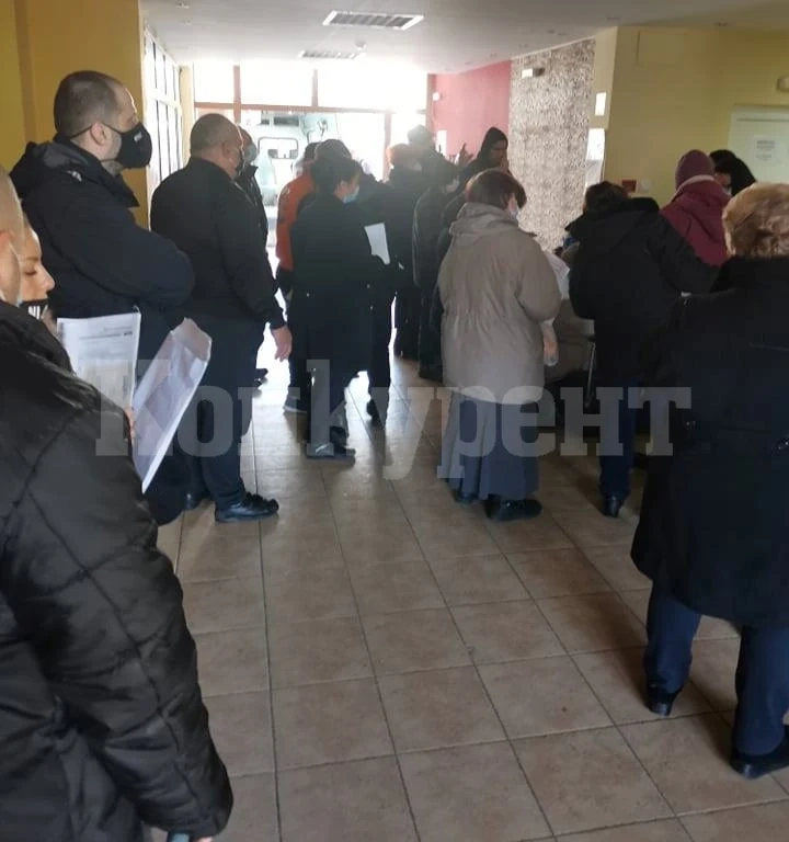 Безумно! Заразени и умрели от ковид в един коридор с чакащи за ТЕЛК /СНИМКИ/