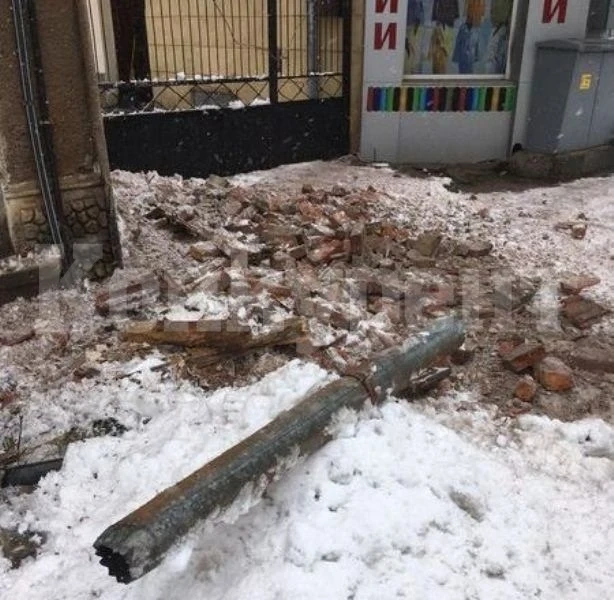 Опасна ситуация във Враца! Част от покрива на къща падна на оживен тротоар СНИМКИ