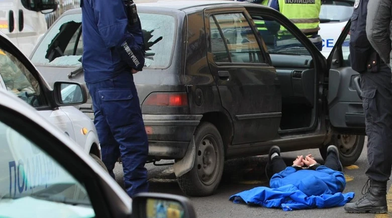 Мъж от Вършец заплаши полицай и си свали гащите насред улицата, осъдиха го