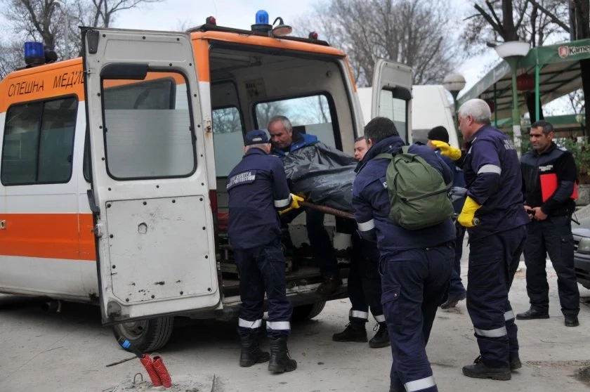 Зловеща находка: Намериха труп на жена в двор с люцерна