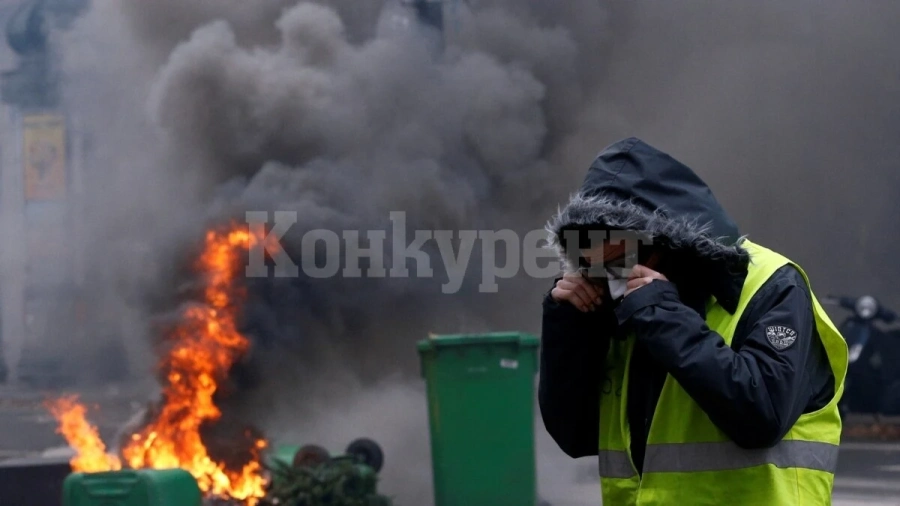 Огнеборци гасиха горящ контейнер