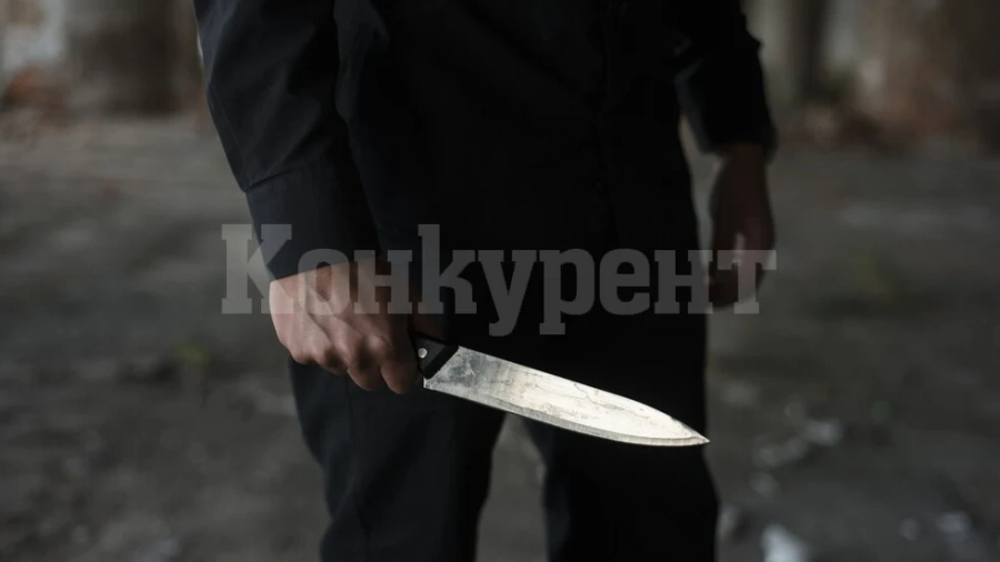 Полугол мъж с ножове тероризира съседите си