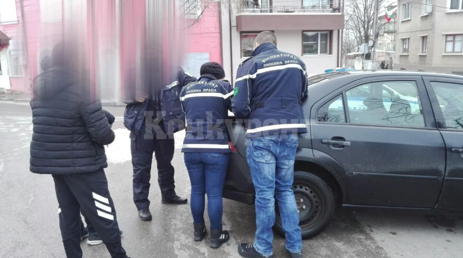 Порязаха с актове нарушители, разлепващи рекламни материали във Враца