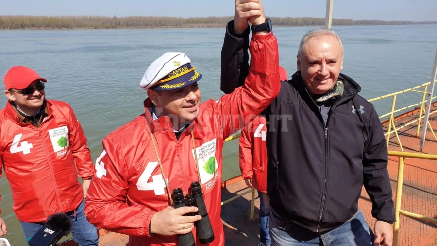 4 бели гълъба полетяха от „Лодката на Свободата“ в Лом