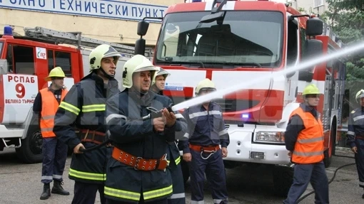 Тежко дежурство за видинските огнеборци, гасиха бушуващи пламъци в апартамент, фургон и сухи треви