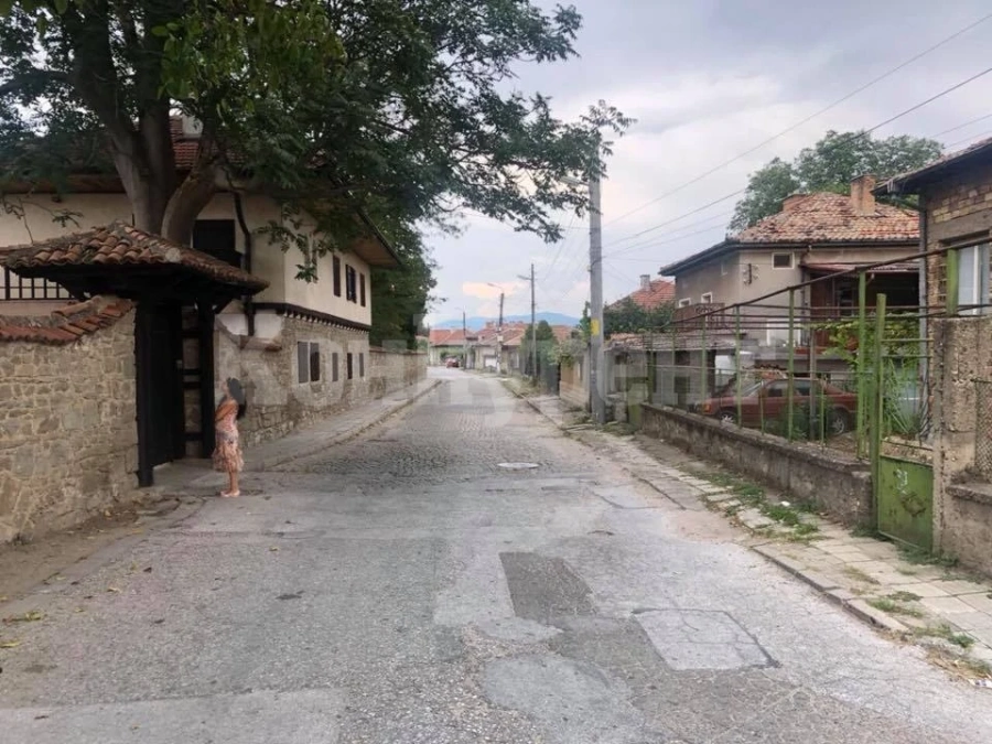 Абсурд: Собственик на парцел остана без улица към имота си