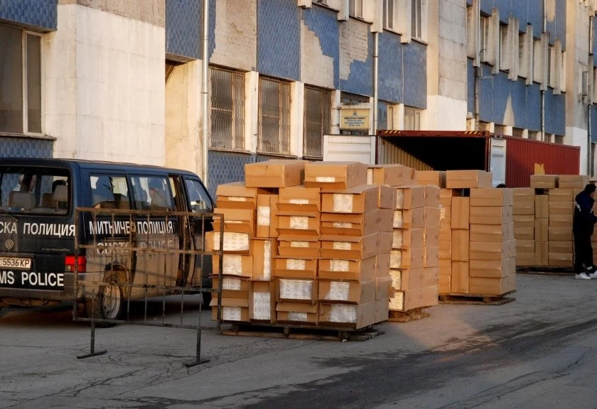 Иззеха контрабандни цигари за 5 млн. лв. на пристанището в Бургас