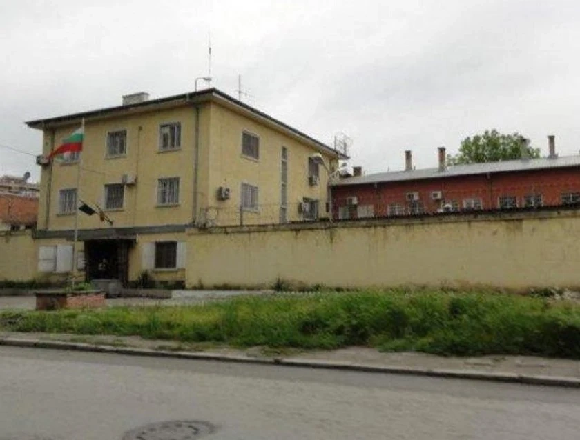 Затворник съди държавата за 50 бона, нямал спокойствие в тоалетната