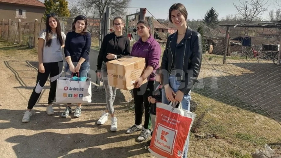 Ученици подкрепиха инициативата Подари усмивка в село Неговановци