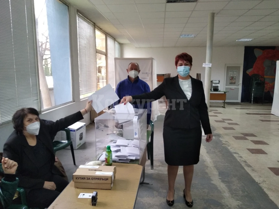 Ирена Димова гласува в 9,28 часа