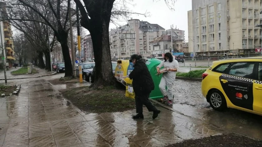 Мобилни урни обикалят с такси