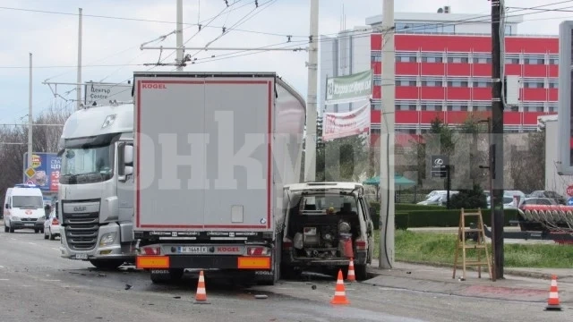 Тир помете две коли на кръстовище в Русе