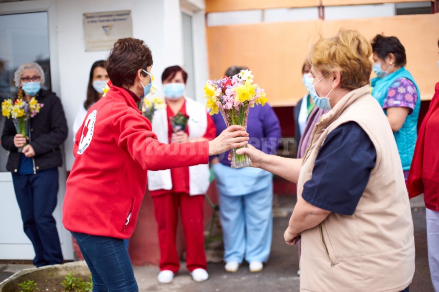 Община Мездра и БЧК поздравиха здравните работници от МБАЛ в града по случай техния професионален празник 