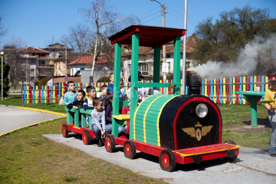 Община Мездра зарадва деца и родители с обновена детска площадка 