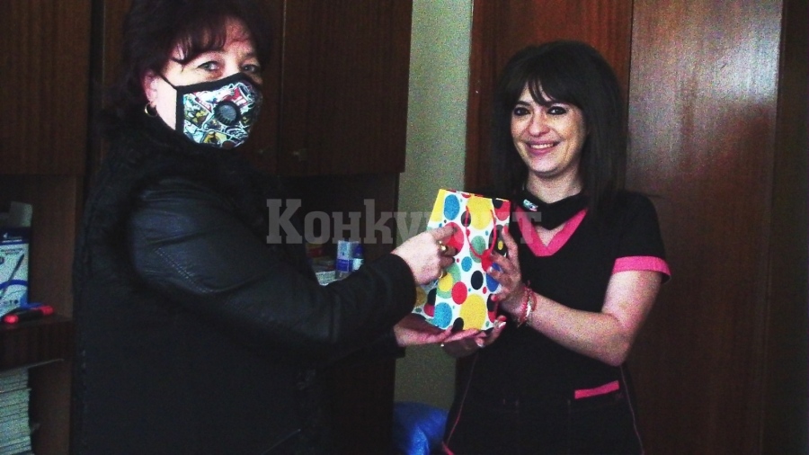 От СУ „Мито Орозов“- Враца уважиха здравните работници с ръчно изработени сувенири СНИМКИ