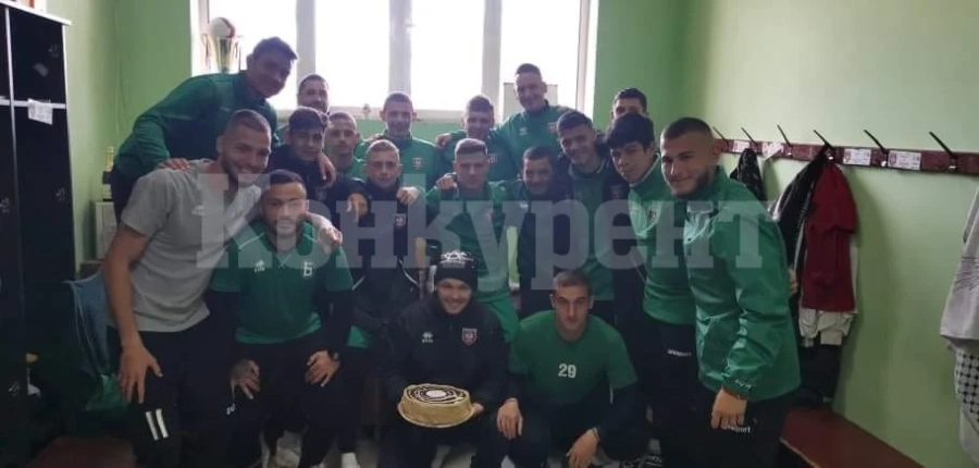 Капитанът на U15 почерпи дубъла за дебюта си и хукна да тренира с връстниците си