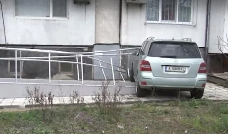 Кола се вряза в жилищен блок