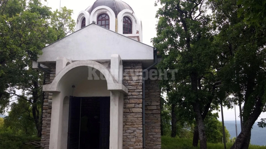 Огнени кълба летят над връх Св. Илия