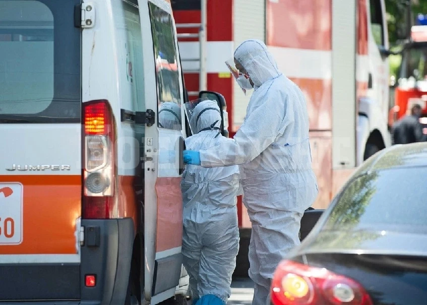 Пожарникари помагаха на доктори, сваляли пациенти до линейките