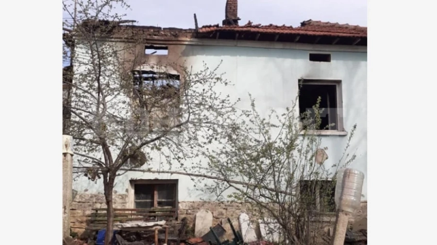 Събират дарения за семейство, което загуби дома си