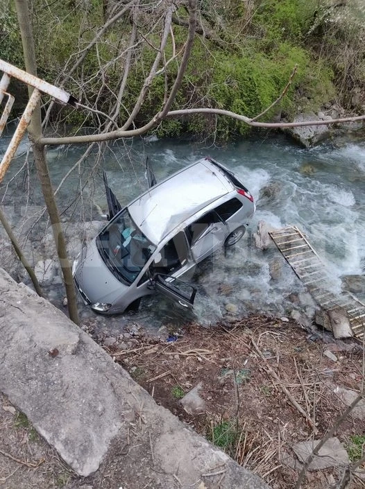 Кола излетя от пътя и се приземи в река Лева във Враца