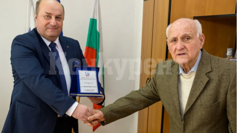 Отличиха най-възрастния стоматолог в Монтана
