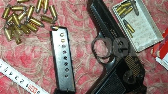 При обиск в жилище на врачанин намериха пистолет, дрога и...