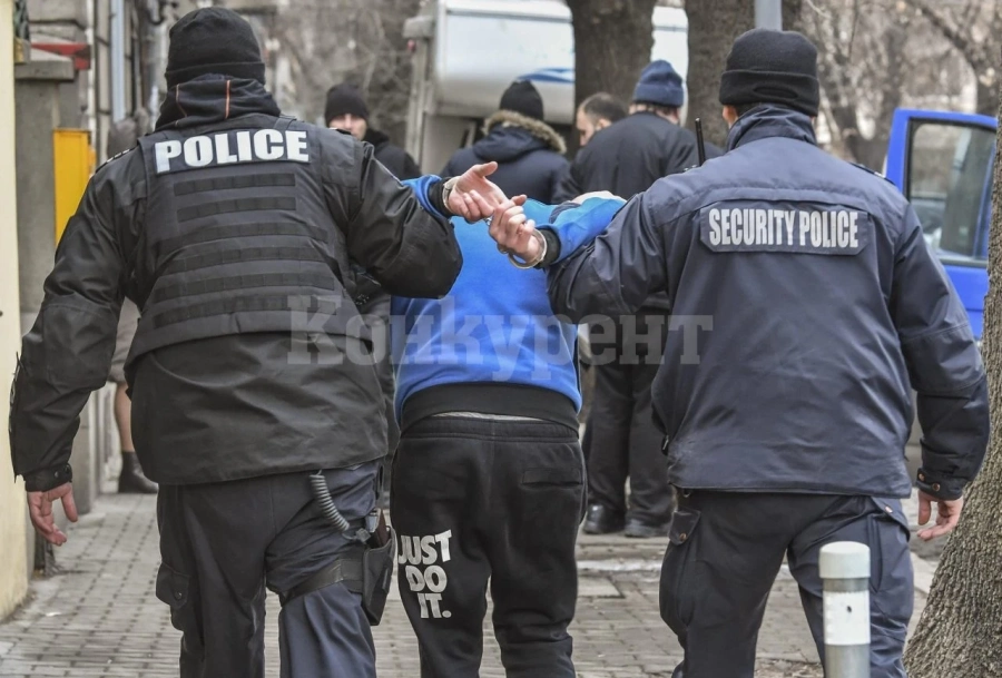 Задържаха шофьор, налетял на полицаи