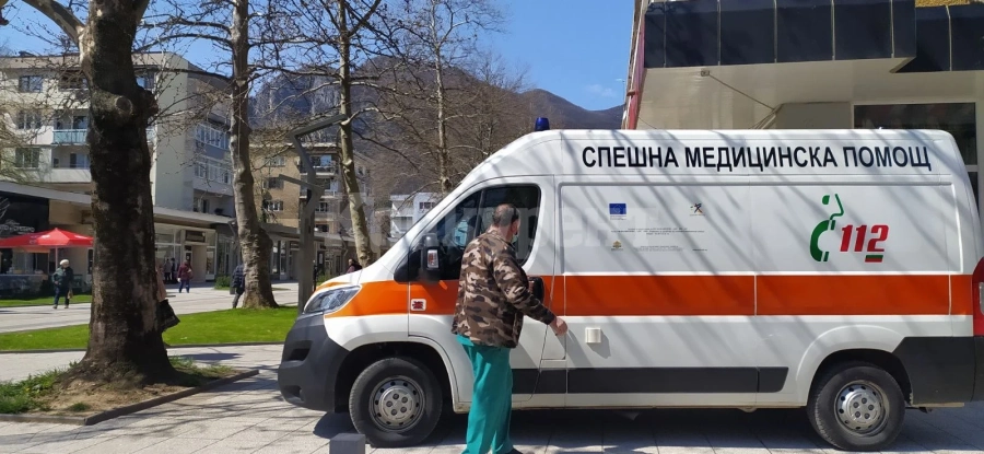 Възрастна жена припадна в центъра на Враца, лекари я спасяват СНИМКИ