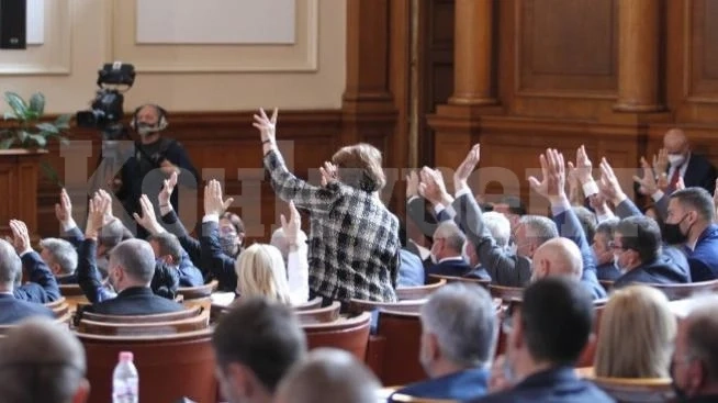 След лют спор: Парламентът прие оставката на кабинета „Борисов 3\
