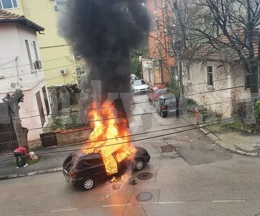 От последните минути! Кола гори край училище „Христо Ботев“ във Враца