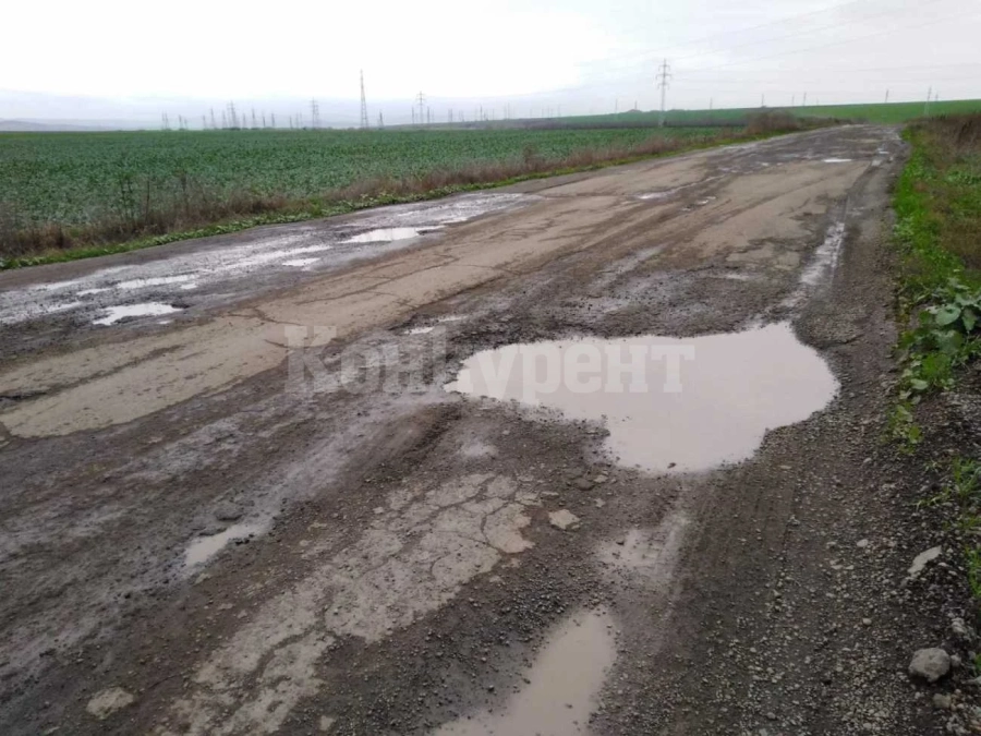 Ремонтът на път между криводолски села изнерви десетки