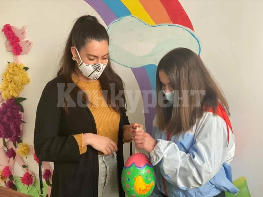 Малчугани шариха яйца в навечерието на Великден
