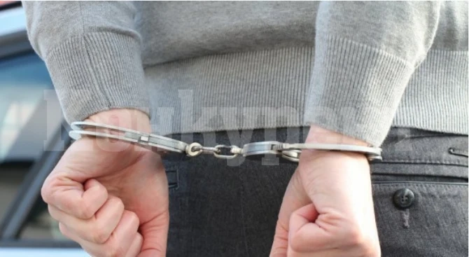 Щракнаха белезниците на надрусан шофьор