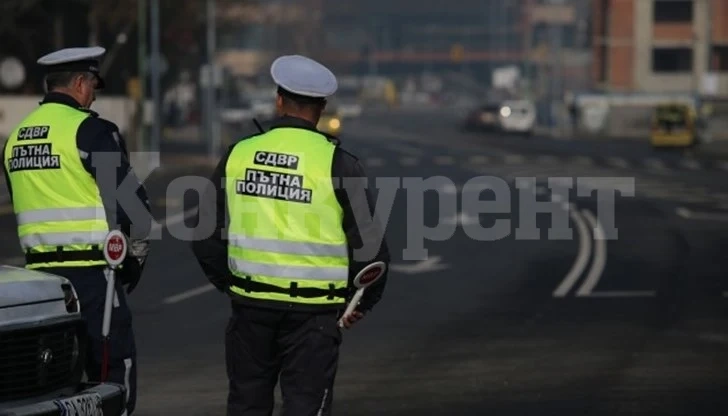 Полицаи погнаха нарушители на пътя, удариха ги с ….