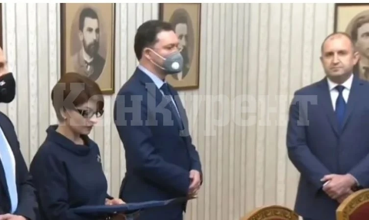Радев връчи мандат на ГЕРБ-СДС, заръча на Даниел Митов в 7-дневен срок да...