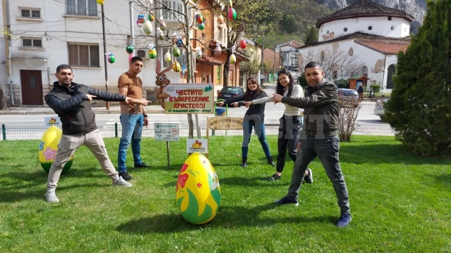 Младежи украсиха градинка във Враца за Великден СНИМКИ