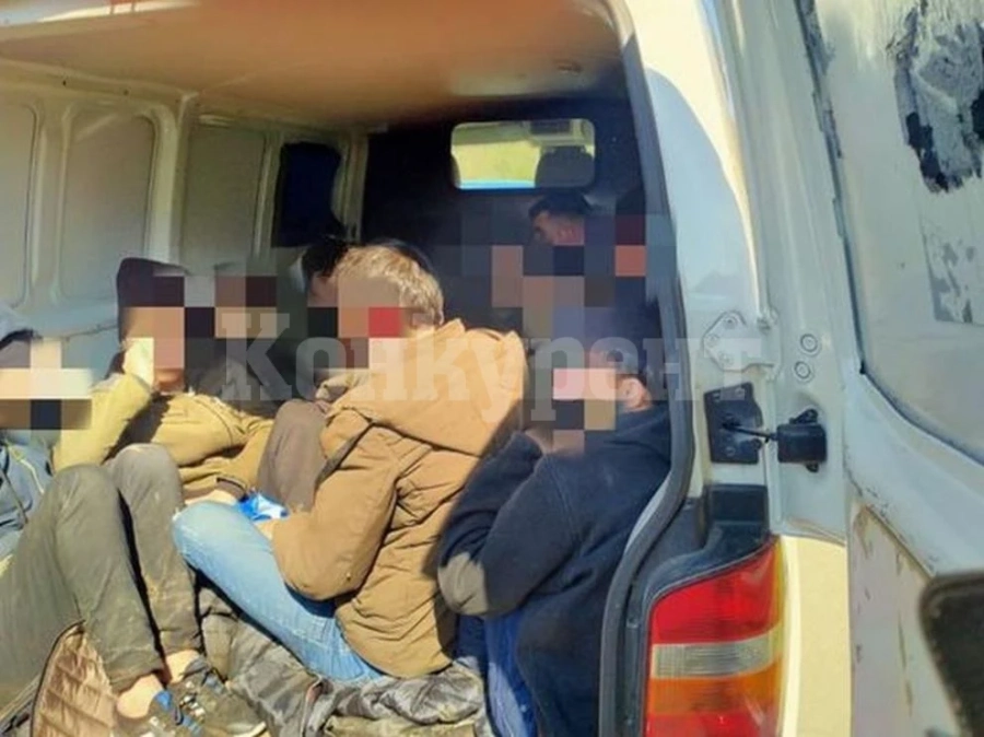 Задържаха фалшив инкасо автомобил с нелегални сирийци СНИМКИ