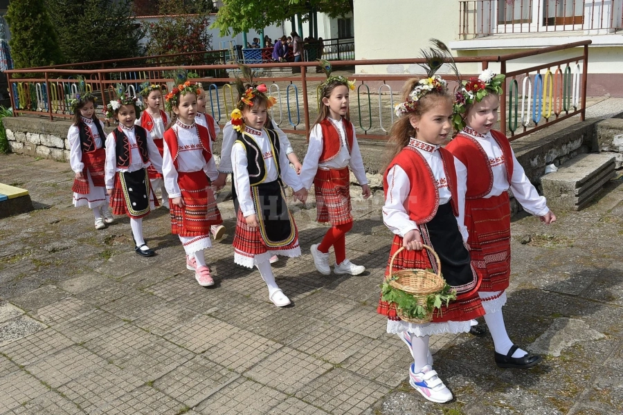 Лазарки пяха и наричаха за здраве в Монтана