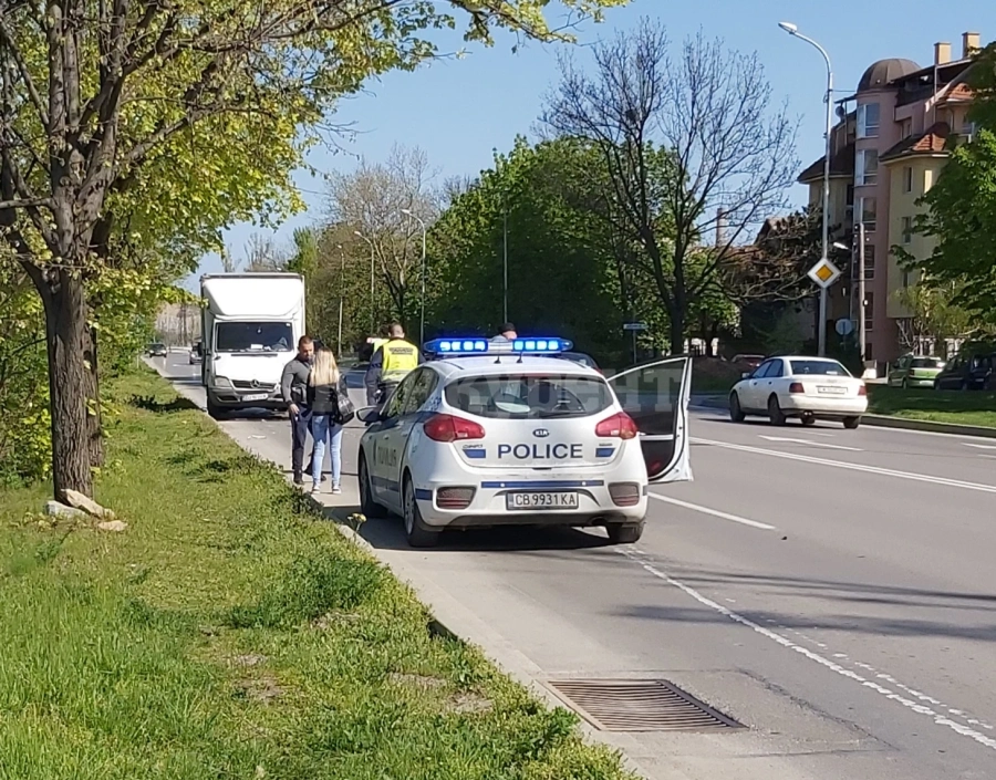 Румънец нацели отзад „Дачия“ на оживен булевард във Враца СНИМКИ