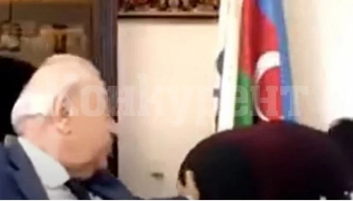 Секс скандал! Политик опипа асистентката си по време на онлайн заседание ВИДЕО 18+