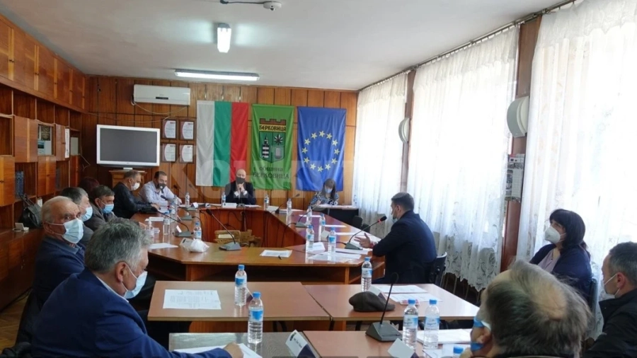Намалиха заплатата на председателя на общинския съвет в Берковица