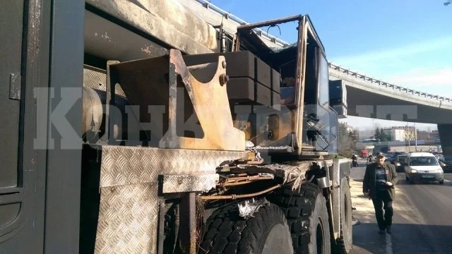 Пламна огромен подвижен кран на път в Монтанско