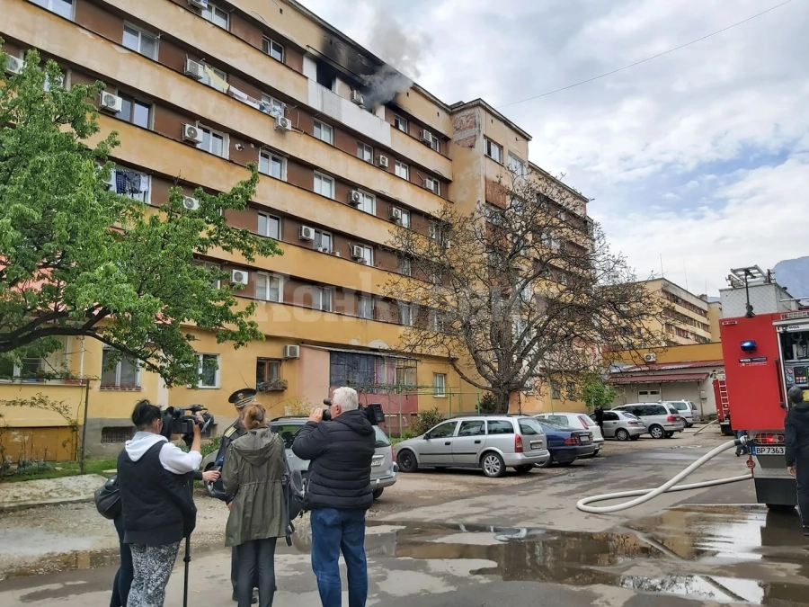 Извънредно! Пожар бушува в апартамент във Враца, вътре била възрастна жена с болния си син СНИМКИ и ВИДЕО